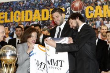 Sergio Llull y Felipe Reyes entregan como regalo a la alcaldesa de Madrid Ana Botella la equipación del Real Madrid de baloncesto.