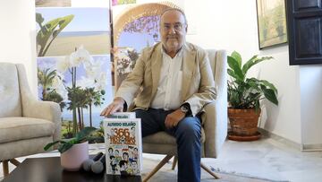 Alfredo Relaño con su libro.