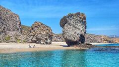 La Playa de Los Muertos está considerada como una de las más bonitas de toda España. Se encuentra ubicada en Cabo de Gata-Nijar, en Almería, a unos diez minutos del pueblo de Carboneras. Posee un impactante fondo marino que se asemeja a otros paraísos caribeños, y es por ello que se llevan a cabo deportes como el snorkel.