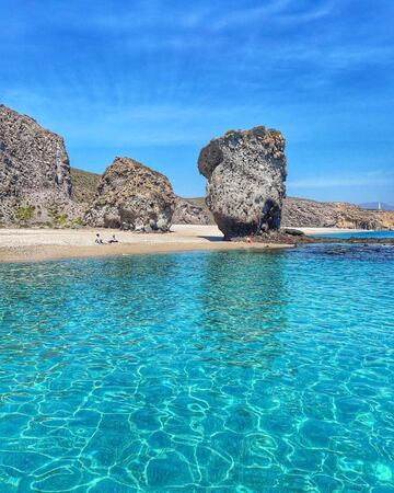 La Playa de Los Muertos está considerada como una de las más bonitas de toda España. Se encuentra ubicada en Cabo de Gata-Nijar, en Almería, a unos diez minutos del pueblo de Carboneras. Posee un impactante fondo marino que se asemeja a otros paraísos caribeños, y es por ello que se llevan a cabo deportes como el snorkel.