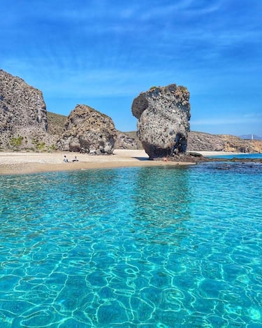 La Playa de Los Muertos está considerada como una de las más bonitas de toda España. Se encuentra ubicada en Cabo de Gata-Nijar, en Almería, a unos diez minutos del pueblo de Carboneras. Posee un impactante fondo marino que se asemeja a otros paraísos caribeños, y es por ello que se llevan a cabo deportes como el snorkel.