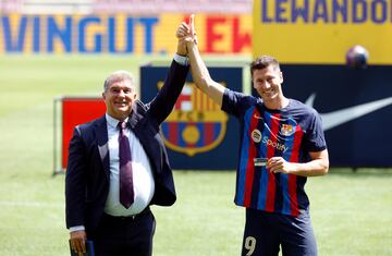 El delantero polaco ha sido presentado en el Camp Nou como nuevo jugador del Fútbol Club Barcelona. 