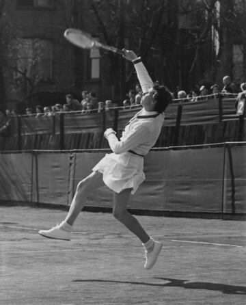 Ha conseguido proclamarse 6 veces Campeona del Open de Australia en 1937, 1940, 1946, 1947, 1948, 1951.