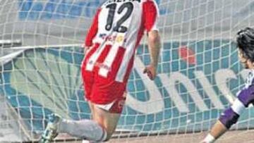 <b>EL GOL. </b>Mena empujó a la red el único tanto del partido en el minuto 91 tras un centro de Crusat y una dejada de Kalu Uche.