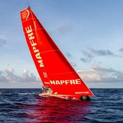 Los 'Doldrums' rezagan al 'Mapfre', engancha a los vientos