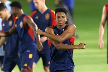 El lateral izquierdo Alejandro Balde durante el entrenamiento de la selección española.