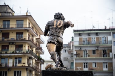 Estatua de Diego Armando Maradona, obra del escultor Domenico Sepe, en los aledaños del estadio que lleva su nombre en Nápoles, Italia. Años después de la muerte del astro del fútbol, ​​Maradona sigue siendo el ídolo de todos los napolitanos, como lo demuestran los homenajes que se rinden por toda la ciudad.