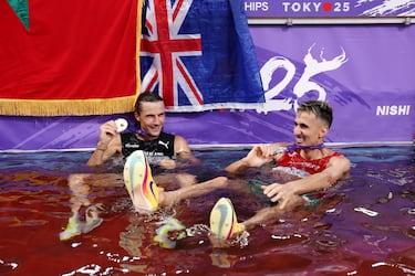 Geordie Beamish, medallista de oro del equipo neozelandés, y Soufiane El Bakkali, medallista de plata del equipo marroquí, celebran con sus medallas tras la final de los 3000 metros con obstáculos masculinos, en el tercer día del Campeonato Mundial de Atletismo Tokio. 