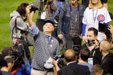 El actor, Bill Murray, celebra la primera victoria de los Chicago Cubs en las World Series de béisbol en 108 años de historia. Los de Chicago ganaron 8-7 a Cleveland Indians.