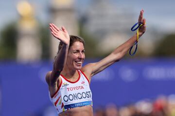 Elena Congost celebra su tercer puesto en la maratón.