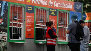Santiago, 15 de marzo de 2023.
Santiaguinos acuden a la plaza de armas para realizar el  pago del permiso de circulacion 2023

Dragomir Yankovic/Aton Chile