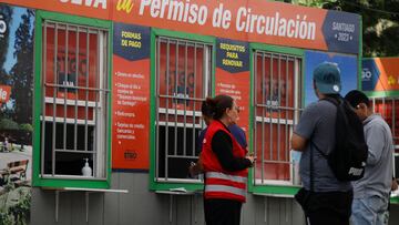 Santiago, 15 de marzo de 2023.
Santiaguinos acuden a la plaza de armas para realizar el  pago del permiso de circulacion 2023

Dragomir Yankovic/Aton Chile