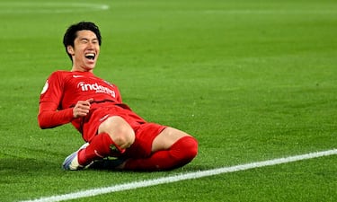 El mediocentro japonés jugó un total de 179 encuentros en los que anotó 40 goles y dio 33 asistencias. Consiguió una Copa de Alemania y una Europa League. 