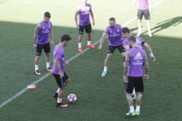 Buen ambiente en el intenso entrenamiento de Zidane