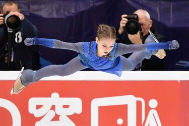 El vuelo de la prometedora patinadora rusa Trusova