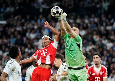 En manos del humano Lunin