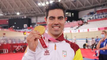 El ciclista español Alfonso Cabello posa con la medalla de oro como campeón de la prueba contrarreloj del kilómetro en categoría C4-5 en los Juegos Paralímpicos de Tokio 2020.