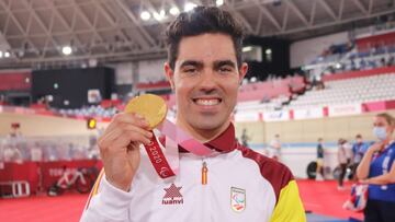 El ciclista espa&ntilde;ol Alfonso Cabello posa con la medalla de oro como campe&oacute;n de la prueba contrarreloj del kil&oacute;metro en categor&iacute;a C4-5 en los Juegos Paral&iacute;mpicos de Tokio 2020.