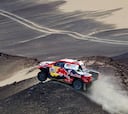Al-Attiyah resiste y amenaza a Peugeot y Nani Roma vuelca
