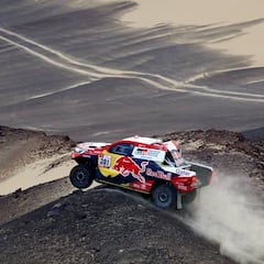 Al-Attiyah resiste y amenaza a Peugeot y Nani Roma vuelca