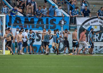 Los radicales del Gremio saltaron al terreno de juego durante el encuentro frente a la Sociedade Esportiva Palmeiras. Los asaltantes destrozaron el VAR como protesta de la derrota. 