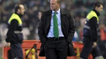 El entrenador del Real Betis Pepe Mel, durante el partido de vuelta de octavos de final de la Copa del Rey ante Las Palmas que est&aacute;n disputando esta noche en el estadio Benito Villamar&iacute;n, en Sevilla. 