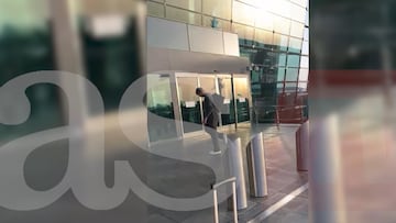 Imagen captada por AS de Novak Djokovic llegando con cojera al Aeropuerto de Doha.