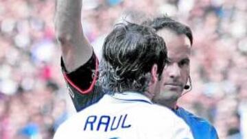 Mateu Lahoz le mostró la segunda.