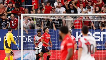 PAMPLONA, 14/09/2025.- El delantero de Osasuna Iker Benito (3-i) celebra tras marcar el segundo gol ante el Rayo, durante el partido de la cuarta jornada de LaLiga EA Sports que CA Osasuna y Rayo Vallecano disputan este domingo en el estadio El Sadar, en Pamplona. EFE/Villar López