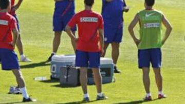 <b>INSTRUCCIONES. </b>Manzano, en la sesión de entrenamiento de ayer. El técnico tiene que ir acoplando a su equipo de cara a la previa de la Europa League.