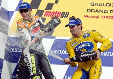 El recorrido de los duelos del piloto italiano, Valentino Rossi es extenso, pero uno de los que más se recuerdan, fue el que protagonizó con su compatriota Max Biaggi. Este último era el principal piloto italiano de la parrilla hasta que un joven Valentino debutó en Moto GP. Desde entonces ambos italianos batallaron en la pista. 