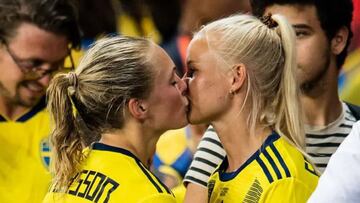 El rom&aacute;ntico beso entre Harder y Eriksson para celebrar el pase de Suecia a cuartos de final del Mundial de Francia. 