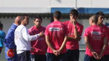 <b>EN ACCIÓN. </b>Juan Merino se encargó de dirigir ayer la sesión de entrenamiento del Recreativo y le explicó al equipo sus intenciones.