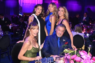 La historia de Sylvester Stallone y Jennifer Flavin es una de las más duraderas en Hollywood. Se conocieron en 1988 en un restaurante de Beverly Hills, cuando Jennifer tenía 19 años y Stallone 42. Su relación tuvo altibajos, incluyendo una separación en 1994, cuando Stallone terminó con ella mediante una carta manuscrita. Sin embargo, en 1995, se reconciliaron y en 1997 se casaron en una ceremonia en Londres2.

Juntos han formado una familia con tres hijas, Sophia, Sistine y Scarlet. A lo largo de los años, han demostrado ser una pareja sólida, aunque en 2022, Jennifer solicitó el divorcio, lo que sorprendió a muchos. Sin embargo, poco después, decidieron darse una nueva oportunidad y cancelaron la separación.