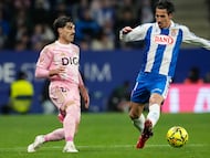 CORNELLÁ EL PRAT (BARCELONA), 09/03/2026.- El centrocampista del RCD Espanyol Pere Milla (d) disputa el balón ante el defensa del Real Oviedo Nacho Vidal durante el partido de la jornada 27 de LaLiga que RCD Espanyol y Real Oviedo disputan hoy lunes en el RCDE Stadium. EFE/Enric Fontcuberta