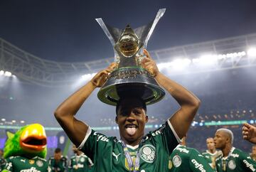 Soccer Football - Brasileiro Championship - Palmeiras v America Mineiro - Allianz Parque, Sao Paulo, Brazil - November 9, 2022 Palmeiras' Endrick celebrates with the trophy after winning the Brasileiro Championship REUTERS/Amanda Perobelli