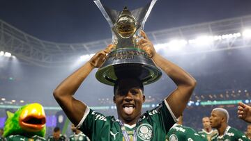 Soccer Football - Brasileiro Championship - Palmeiras v America Mineiro - Allianz Parque, Sao Paulo, Brazil - November 9, 2022 Palmeiras' Endrick celebrates with the trophy after winning the Brasileiro Championship REUTERS/Amanda Perobelli