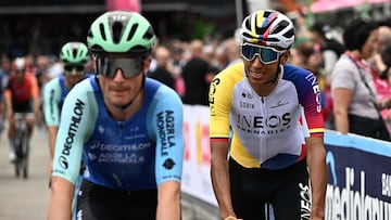 TREVISO (Italy), 24/05/2025.- Colombian rider Egan Arley Bernal Gomez (R) of Ineos Grenadiers team arrives at the start of the 14th stage of the 108 Giro d'Italia 2025, cycling race over 195 km from Treviso to Nova Gorica/Gorizia, Italy, 24 May 2025. (Ciclismo, Italia) EFE/EPA/LUCA ZENNARO