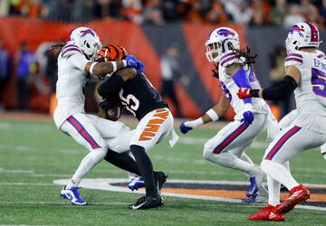 Damar Hamlin (3) de los Buffalo Bills, hace frente al receptor abierto de los Cincinnati Bengals, Tee Higgins (85). La jugada provocó que Hamlin colapsara en el campo y lo llevaran al hospital en estado crítico.