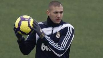 <b>ACUSÓ EL ESFUERZO. </b>Benzema jugó en Lyon y sufrió una pubalgia.