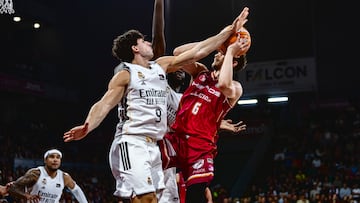 Gabriele Procida intenta un tapón sobre el base del Hiopos Lleida Kristers Zoriks.