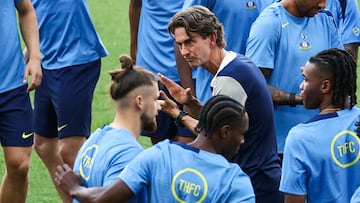 Tottenham Hotspur's Danish head coach Thomas Frank (C) speaks with his players during a training session at Friuli stadium, in Udine, on August 12, 2025, on the eve of the 2025 UEFA Super Cup final football match between Paris Saint-Germain (PSG)and Tottenham Hotspur FC. (Photo by FRANCK FIFE / AFP)