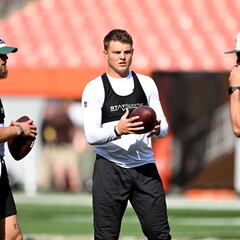 Why have the New York Jets returned to quarterback Zach Wilson three weeks after benching him?