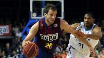 El alero brit&aacute;nico del FC. Barcelona Regal Joe Ingles (i) avanza seguido por el alero norteamericano del Real Madrid Tremmell Darden.
 