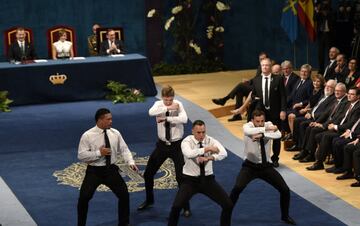 Israel Dagg, Jordie Barrett, Keven Mealamu, y Conrad Smith, jugadores de los All Blacks, la selección masculina de rugby de Nueva Zelanda, realizan la "haka", danza tradicional Maorí durante la ceremonia de entrega de los Premios Princesa de Asturias 2017 de los Deportes