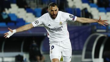 Soccer Football - Champions League - Round of 16 Second Leg - Real Madrid v Atalanta - Estadio Alfredo Di Stefano, Madrid, Spain - March 16, 2021 Real Madrid's Karim Benzema celebrates scoring their first goal REUTERS/Juan Medina