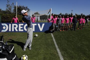 El golfista chileno Joaquin Niemann realiza visita a un entrenamiento del equipo de futbol de Universidad Catolica en el estadio San Carlos de Apoquindo de Santiago, Chile.