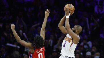 PHILADELPHIA, PENNSYLVANIA - FEBRUARY 08: Chris Paul #3 of the Phoenix Suns shoots over Tyrese Maxey #0 of the Philadelphia 76ers during the fourth quarter at Wells Fargo Center on February 08, 2022 in Philadelphia, Pennsylvania. NOTE TO USER: User expressly acknowledges and agrees that, by downloading and or using this photograph, User is consenting to the terms and conditions of the Getty Images License Agreement.   Tim Nwachukwu/Getty Images/AFP
 == FOR NEWSPAPERS, INTERNET, TELCOS &amp; TELEVISION USE ONLY ==