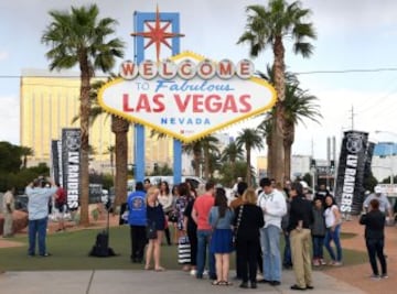 Fans de los Raiders festejan el pase del equipo a Las Vegas.