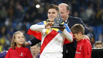 El volante colombiano Juan Fernando Quintero recibiendo el premio al mejor jugador de la final de la Copa Libertadores 2018 entre River Plate y Boca Juniors en el Santiago Bernab&eacute;u.